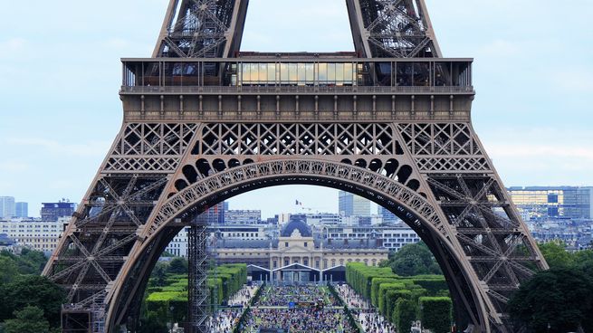 eiffel-tower-4416700_1920.jpg