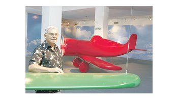 Edgardo Giménez, figura central del Instituto Di Tella y el arte pop, junto a uno de sus aviones para la instalación «Fiesta en el cielo», patrocinada por la Asociación Argentina de Aeronavegantes.
