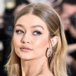En 2018, Gigi Hadid ten+ia un salario estiamdo de 9,5 millones de dólares. En 2018, Gigi Hadid ten+ia un salario estiamdo de 9,5 millones de dólares.