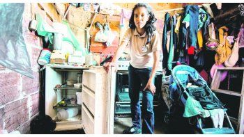 ámbito.com | lucha. Rebeca León, de 18 años, se reparte entre la escuela y buscar comida en la basura para salvar de la desnutrición a su bebé y a su madre.