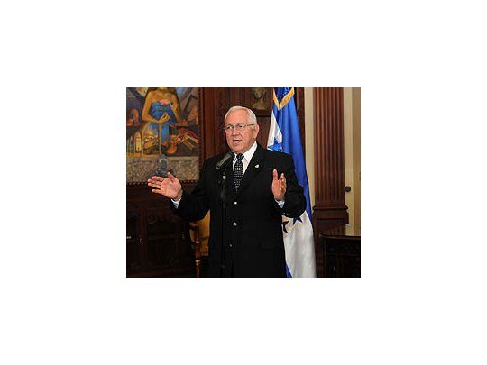 Manuel Zelaya continúa juntando apoyos para retornar al poder.