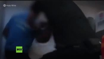 panico en las nubes: pasajero intento abrir puerta de avion en pleno vuelo