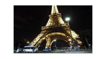 Unidades especializadas llegaron al lugar para inspeccionar piso por piso la Torre Eiffel, dijo un portavoz de la policía de París.