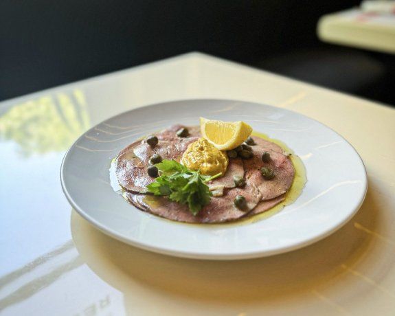 Their proposal includes various antipasti, a main course, a pasta and different desserts.