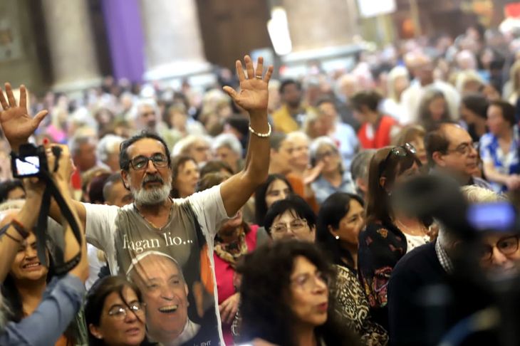 Cientos de fieles coparon la Basílica de San José de Flores. 