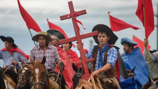 Miles de personas ya se acercan al santuario del Gauchito Gil en Mercedes, Corrientes.