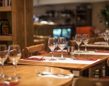 Los restaurantes atraviesan una fuerte baja de consumo. Los restaurantes atraviesan una fuerte baja de consumo.