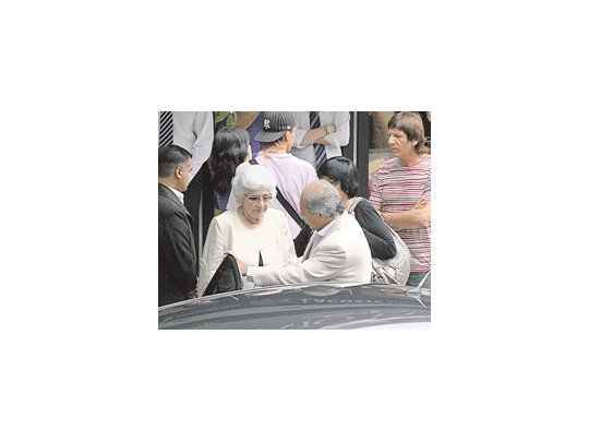 Sara Facio, su compañera de muchos años, en la despedida de los restos de María Elena Walsh.