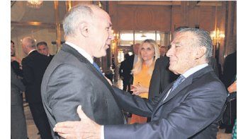 ámbito.com | Ricardo Lorenzetti fue recibido por Eduardo Eurnekian ayer en el Consejo Interamericano de Comercio y Producción. Ante empresarios calmó cualquier puja dentro de la Corte por el sucesor de Eugenio Zaffaroni.