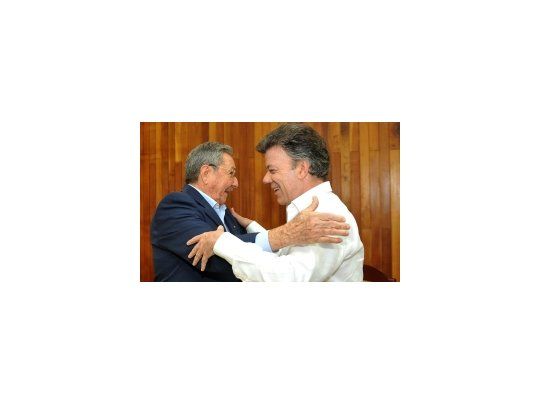 El presidente cubano, Raúl Castro, abraza a su homólogo colombiano, Juan Manuel Santos.