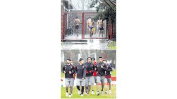 ámbito.com | La imagen que recorrió el mundo: los chicos de las inferiores bañándose bajo la lluvia.  Garnero, un técnico que pone garra, dice que está el material, pero no lo encuentra.