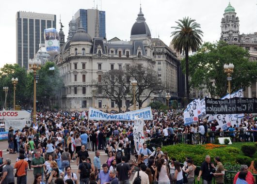 Miles de militantes y autoconvocados se reunieron en Plaza de Mayo en homenaje a Néstor Kirchner, al cumplirse el segundo aniversario de la muerte del ex Presidente.