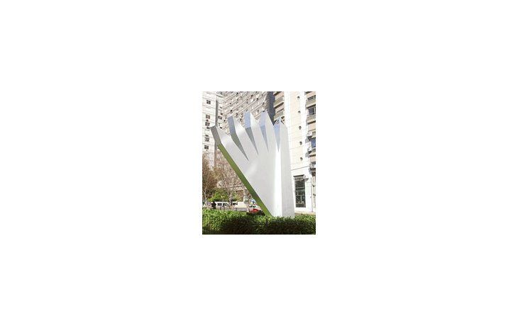 El «Obelisco Multidireccional» que Marta Minujin exhibe en la Plazoleta Isidro Ruiz Moreno de Cerrito y Posadas.