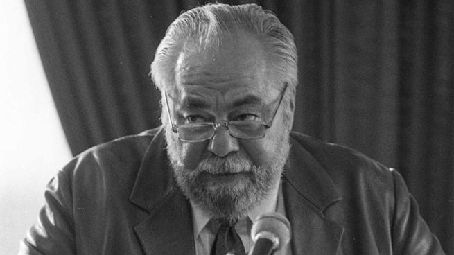 En 1988, Mario Clouthier encabeza una marcha que reúne cerca de cien mil panistas en contra del gobierno de Salinas de Gortari.