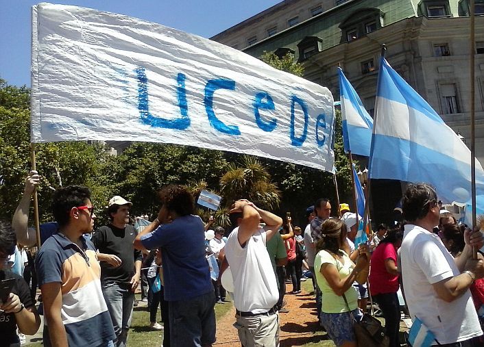Crónica y fotos de una asunción acalorada en la Plaza de Mayo (foto 11)