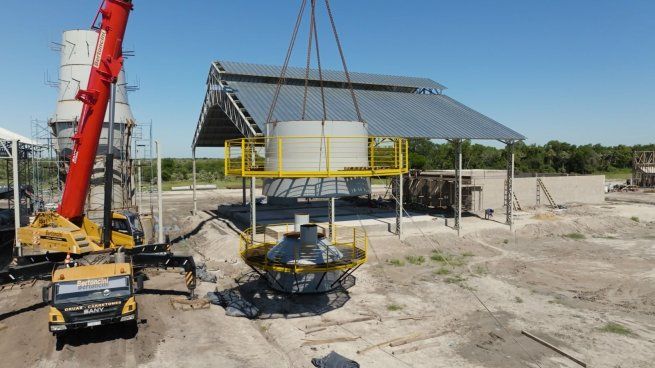 La planta, ubicada en el Polo Científico y diseñada para producir arrabio verde — el mineral que se utiliza para la producción de acero y otros productos derivados del hierro — generará 144 mil toneladas anuales de este producto para la siderurgia sostenible