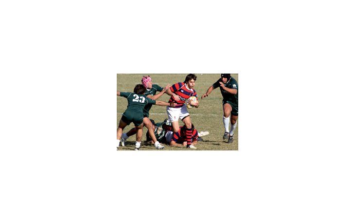 ámbito.com | Avanza. Bruno Terrera lleva la guinda. El azulgrana ganó un partido clave ante Universitario 25 a 13.