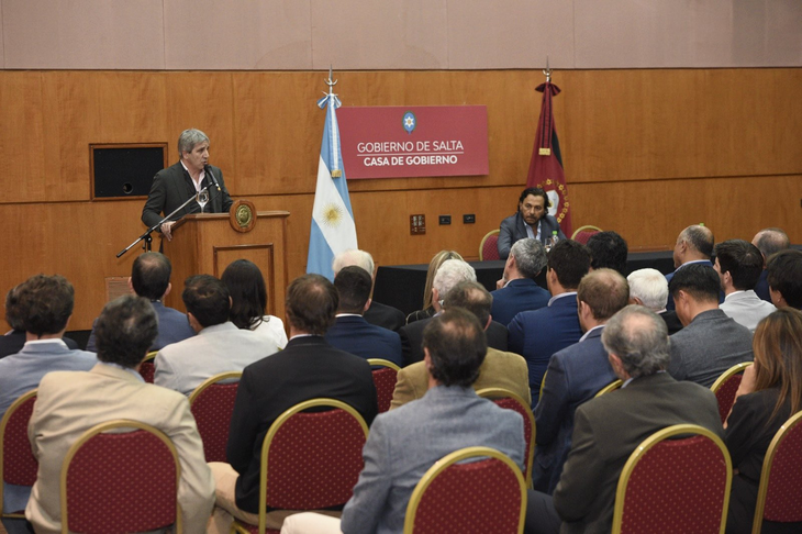 El ministro de Economía, Luis Caputo, habla ante funcionarios y empresarios salteños. El ministro de Economía, Luis Caputo, habla ante funcionarios y empresarios salteños.