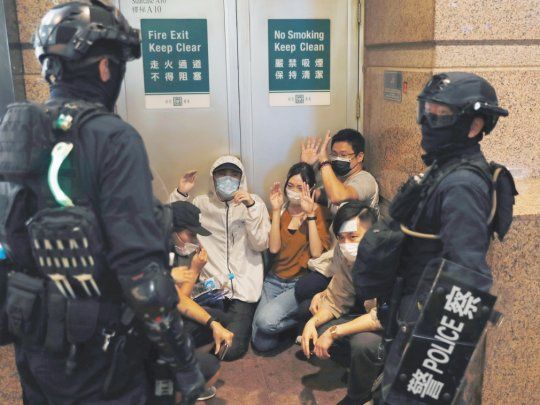 DETENIDOS. La policía controla a un grupo de personas que participaban de las protestas.&nbsp;