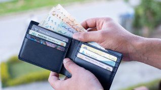 Frente a la inflación y la inestabilidad del peso, el dólar y el euro se disputan el rol de moneda ideal para cuidar tus ahorros. Frente a la inflación y la inestabilidad del peso, el dólar y el euro se disputan el rol de moneda ideal para cuidar tus ahorros.