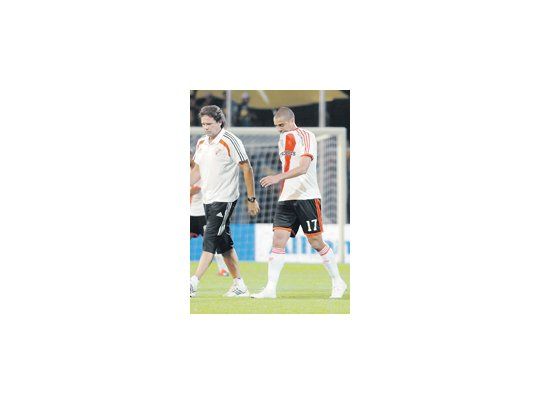 La salida de David Trezeguet con un auxiliar de River. Parecía un desgarro, pero por suerte es sólo una distensión.