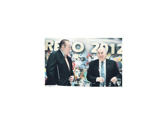 Josepp Blatter junto al presidente de la Conmebol, Nicolás Leoz, retó desde Paraguay a «los gobiernos que se meten con la organización del fútbol».