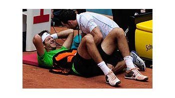 Momento en que Del Potro es asistido por el médico en el partido del Masters 1000 de Madrid ante Cilic.