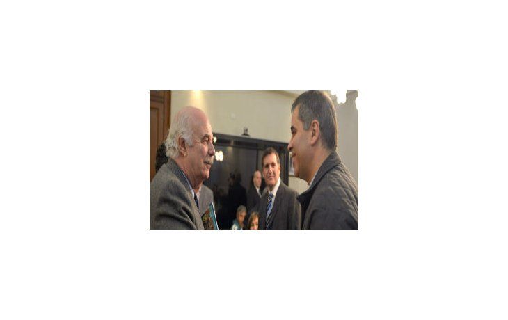 Los Ministros Casamiquela y Rodríguez durante la reunión donde se realizó la entrega de aportes.