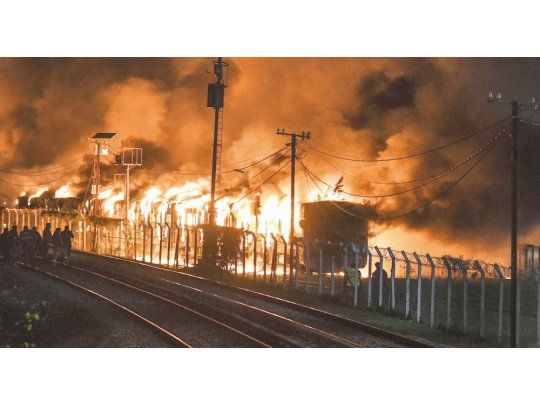 El incendio se desató en un depósito lindero a la estación Miguelete y destruyó vagones en desuso del ferrocarril Mitre.