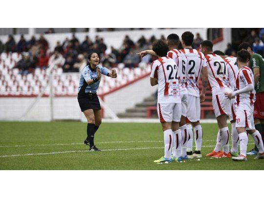 Claudia Umpiérrez acomodando la barrera de River Plate.
