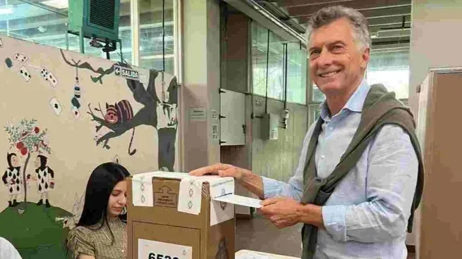 Mauricio Macri votó en la Escuela Lenguas Vivas.
