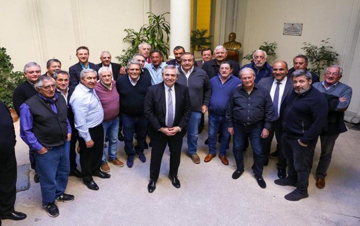 Alberto Fernández junto a sindicalistas en la sede de UPCN.