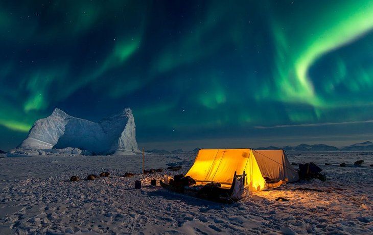 El campamento en el Ártico, iluminado por las auroras boreales.