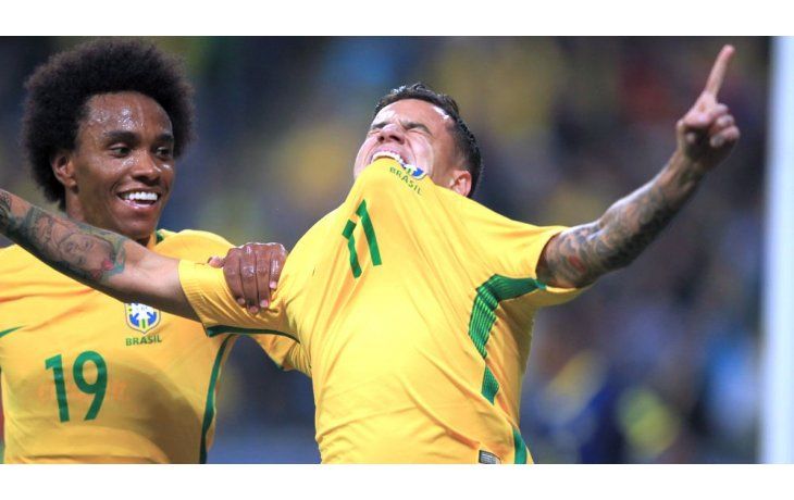 Coutinho celebra su gol, el segundo de Brasil en el triunfo sobre Ecuador.