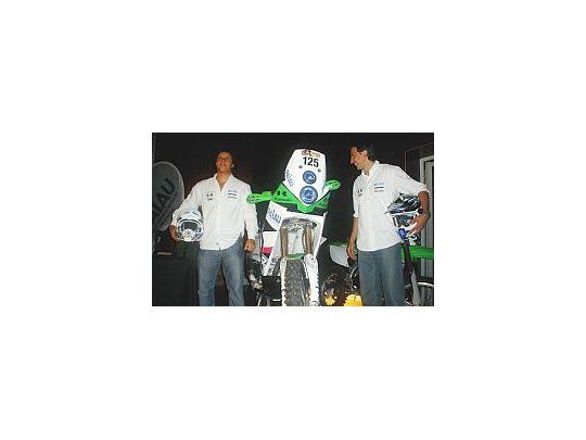 Los integrantes del equipo junto a la mato Kawasaki.