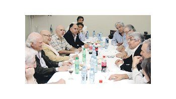ámbito.com | Hugo Moyano trató de reforzar su perfil opositor recibiendo ayer en la sede de la CGT al diputado Fernando Solanas, entusiasmado éste por la estatización de YPF. Pino fue con su lugarteniente Julio Raffo y, entre otros, Mario Cafiero. En la foto asoma Jul