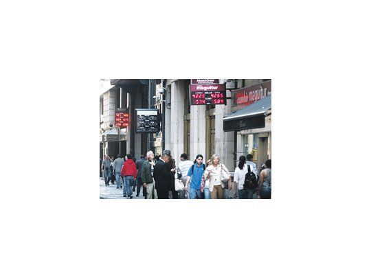 La jornada en la City porteña fue más tranquila que la del lunes. Con el sistema funcionando, pero muchassolicitudes rechazadas, los reclamos se trasladaron de las casas de cambio a las oficinas de la AFIP.