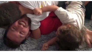 Messi encontró consuelo en los brazos de sus hijos.