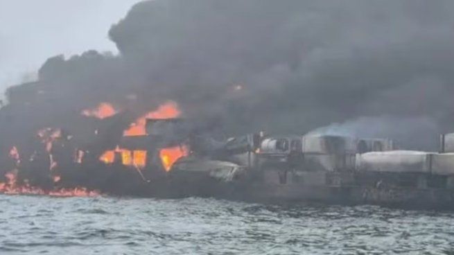 Tras el rescate de los marineros, las autoridades buscan contener el desastre ambiental.