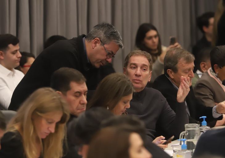 Germán Martínez y Diego Santilli discuten durante el plenario.