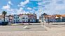 El paseo marítimo de Costa Nova, en el norte de Portugal, es uno de los principales atractivos de la localidad, con sus icónicas casas rayadas y una amplia costanera peatonal