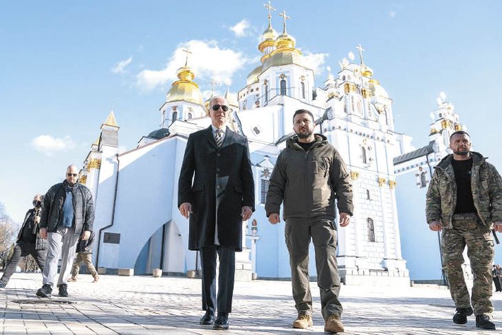 ALLY.  Presidents Joe Biden and Volodimir Zelensky are photographed in kyiv.  During the visit the anti-aircraft sirens sounded.