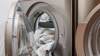 Ciclos m&aacute;s largos de lavado y con agua caliente son algunas de las estrategias para desinfectar la ropa en tiempos de coronavirus.