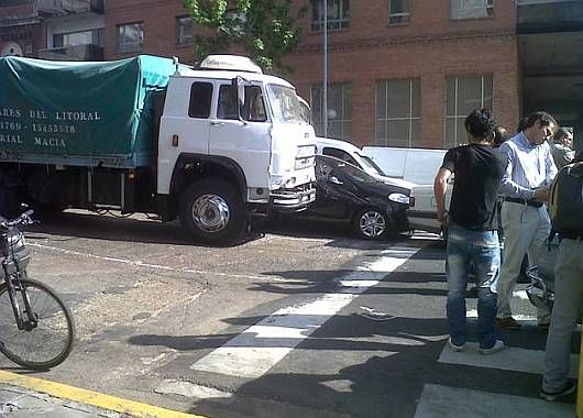 Un camión desató un choque en cadena con 8 autos en San Telmo (foto 7)