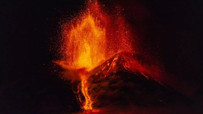 Los ciudadanos sintieron el estruendo provocado por la erupción, la cual, por el momento, no afectó la actividad aérea en el aeropuerto de Catania.