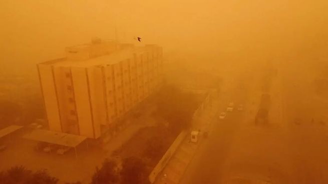 Escenas apocalípticas de Bagdad bajo la nube de arena.