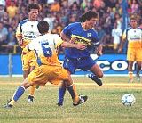 El intento es de Barros Schelotto. Lo cruza Talamonti. Herrón sólo observa. Boca trajo de Rosario tres puntos valiosos y vuelve con ánimo renovado. El intento es de Barros Schelotto. Lo cruza Talamonti. Herrón sólo observa. Boca trajo de Rosario tres puntos valiosos y vuelve con ánimo renovado.