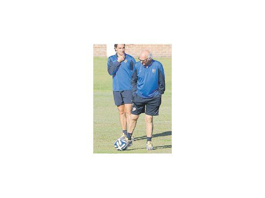 Carlos Bianchi habla con su ayudante José María Castro. El técnico “indultará” al “Burrito” Martínez y lo pondrá de titular en el superclásico el domingo.