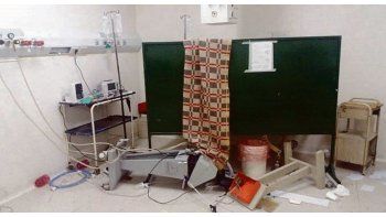 La guardia. Así quedó la parte del hospital atacado por los familiares del hombre que murió. Rompieron las puertas para poder entrar.