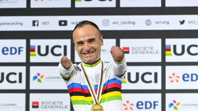 Ciclista sin brazos ganó la carrera, y le regalaron un reloj.&nbsp;